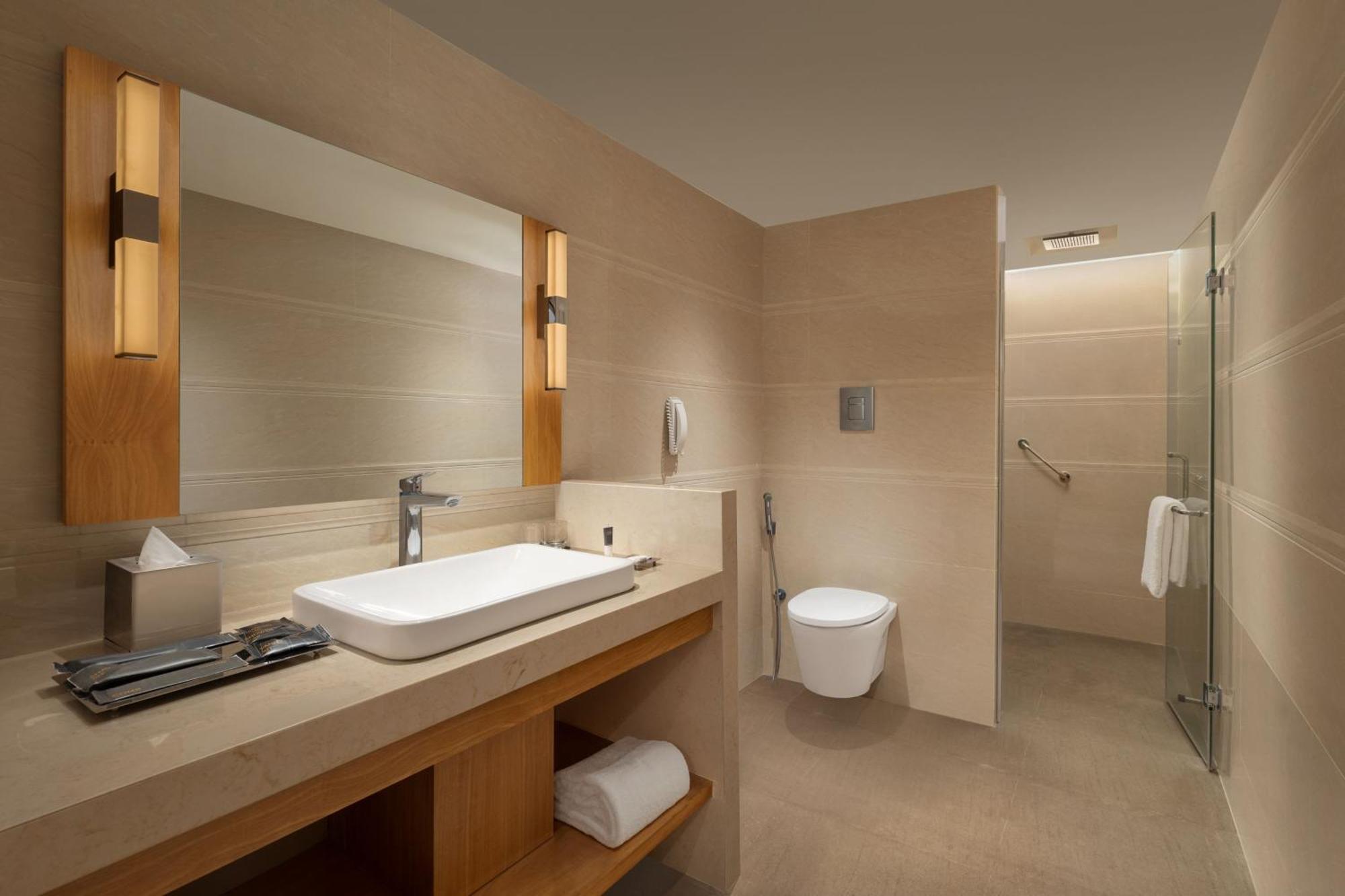 Courtyard By Marriott होटल 5*